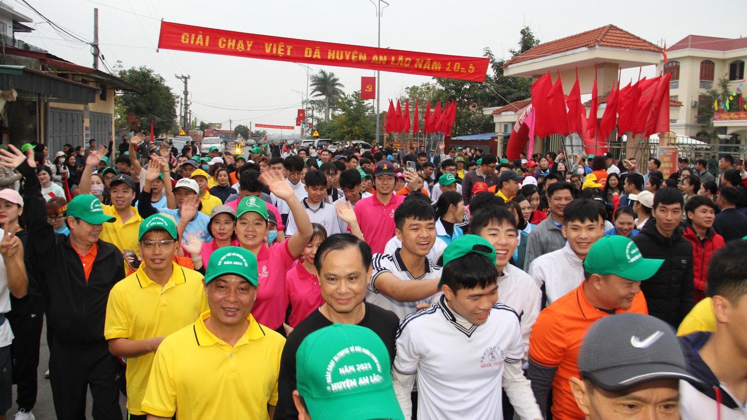 Giải chạy thu hút hơn 700 vận động viên ở mọi lứa tuổi tham gia. Ảnh: Việt Cường