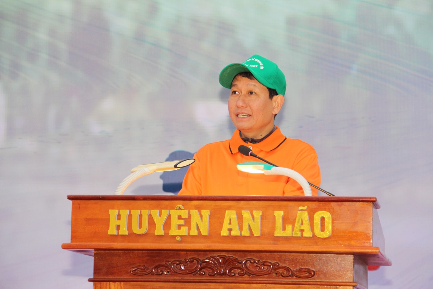Chủ tịch huyện An Lão Hà Thế Vinh phát biểu khai mạc giải. Ảnh: Việt Cường