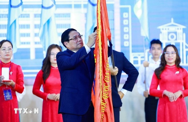 Thủ tướng Phạm Minh Chính trao Huân chương Lao động hạng Nhất của Chủ tịch nước tặng Đại học Quốc gia Thành phố Hồ Chí Minh. Ảnh: Dương Giang/TTXVN