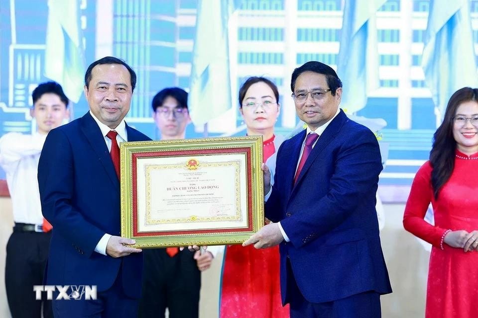 Thủ tướng Phạm Minh Chính trao Huân chương Lao động hạng Nhất của Chủ tịch nước tặng Đại học Quốc gia Thành phố Hồ Chí Minh. Ảnh: Dương Giang/TTXVN