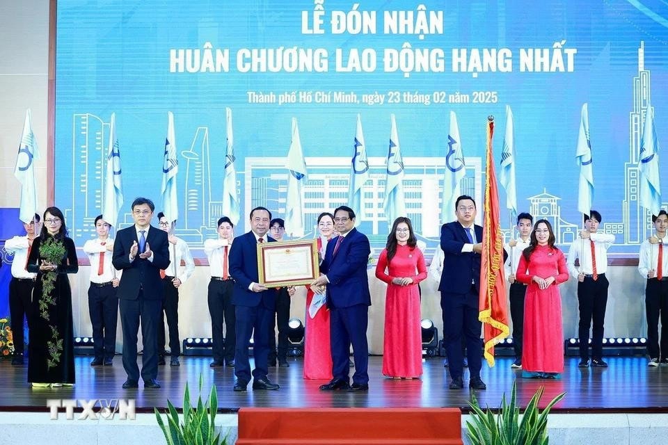 Thủ tướng Phạm Minh Chính trao Huân chương Lao động hạng Nhất của Chủ tịch nước tặng Đại học Quốc gia Thành phố Hồ Chí Minh. Ảnh: Dương Giang/TTXVN