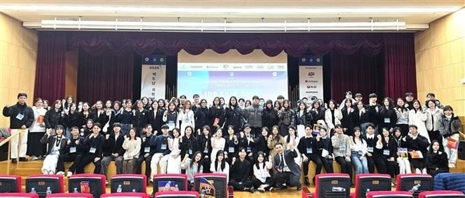 Vietnamese students in the RoK, guests and employers at the job fair. (Photo: VNA) Vietnamese students in the RoK, guests and employers at the job fair. (Photo: VNA)