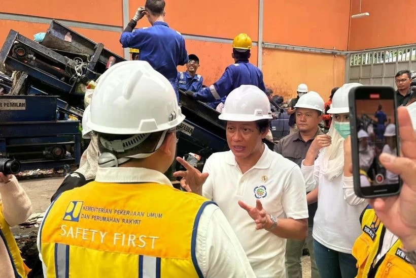 Indonesian Environment Minister Hanif Faisol Nurofiq monitoring an integrated waste management site in Cimahi, West Java, on February 22. (Photo: ANTARA) tech.jpg