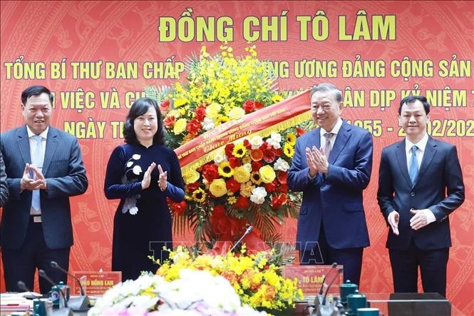 Tổng Bí thư Tô Lâm chúc mừng ngành Y tế nhân dịp kỷ niệm 70 năm Ngày Thầy thuốc Việt Nam (27.2.1955 - 27.2.2025). Ảnh: Thống Nhất/TTXVN