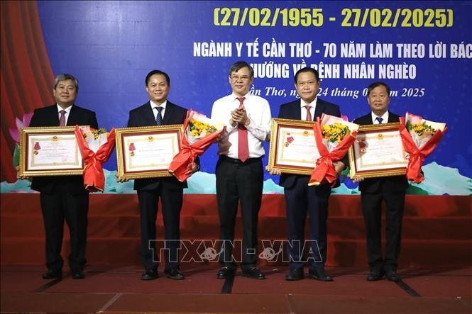 Trao tặng Huân chương Lao động hạng Ba cho 4 cá nhân. Ánh Tuyết/TTXVN
