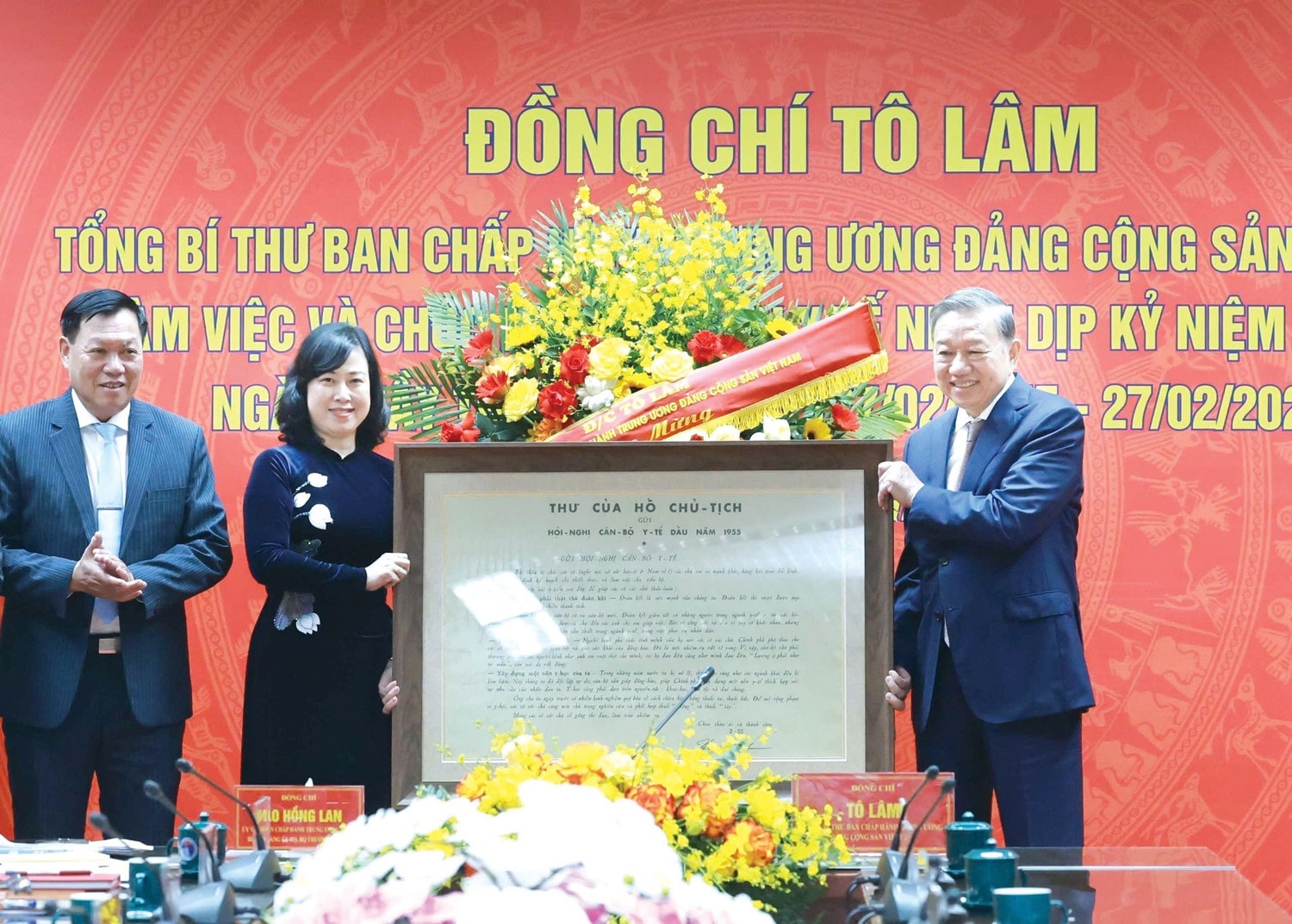 Tổng Bí thư Tô Lâm tặng Thư của Chủ tịch Hồ Chí Minh gửi Hội nghị cán bộ y tế đầu năm 1955. Ảnh: Thống Nhất/TTXVN
