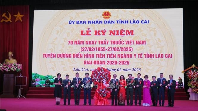 Đại diện các bệnh viện tuyến Trung ương chúc mừng ngành Y tế Lào Cai. Ảnh: Hương Thu/TTXVN
