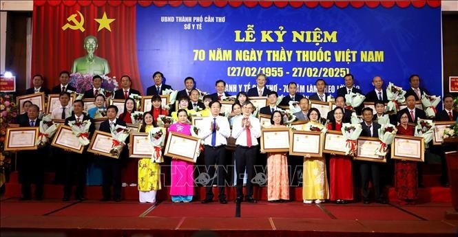 Trao tặng danh hiệu “Thầy thuốc ưu tú” cho các bác sĩ. Ảnh: Ánh Tuyết/TTXVN