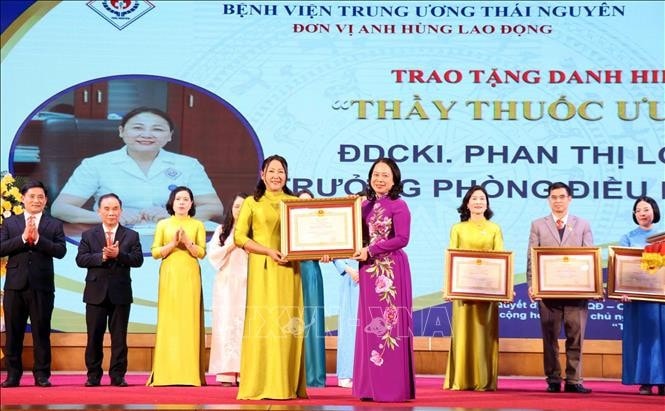 Phó Chủ tịch nước Võ Thị Ánh Xuân trao tặng danh hiệu Thầy thuốc ưu tú cho bác sĩ. Ảnh: Trần Trang/TTXVN