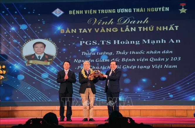 Lãnh đạo Bệnh viện Trung ương Thái Nguyên vinh danh bàn tay vàng lần thứ nhất của Bệnh viện cho các y, bác sĩ. Ảnh: Trần Trang/TTXVN