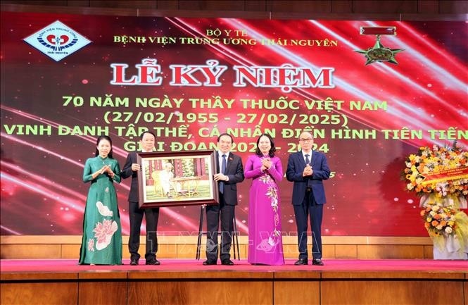 Phó Chủ tịch nước Võ Thị Ánh Xuân trao tặng bức ảnh Chủ tịch Hồ Chí Minh cho Bệnh viện Trung ương Thái Nguyên. Ảnh: Trần Trang/TTXVN