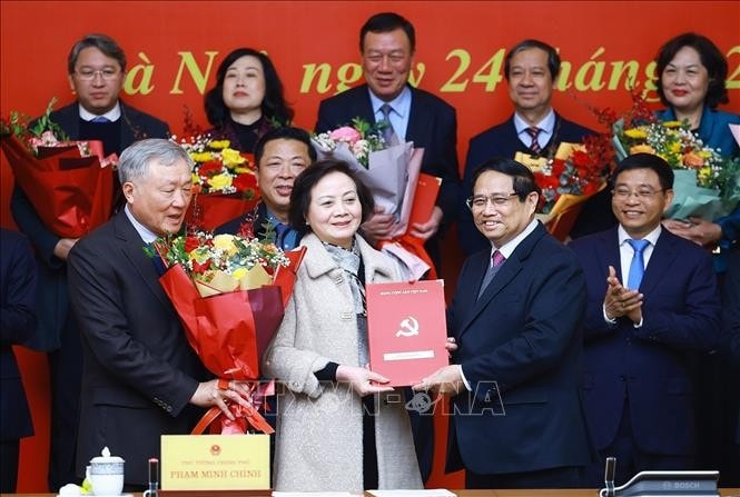 Thủ tướng Phạm Minh Chính trao Quyết định cho Đảng bộ Bộ Nội vụ. Ảnh: Dương Giang/TTXVN