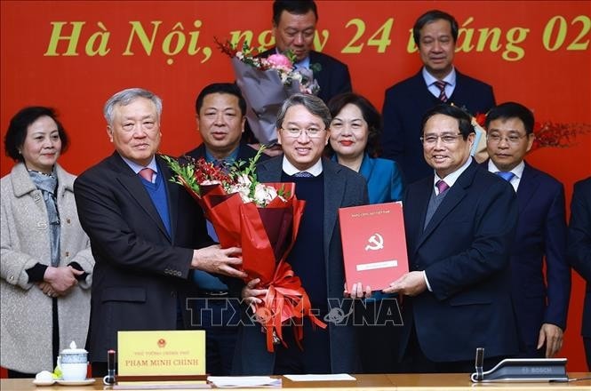 Thủ tướng Phạm Minh Chính trao Quyết định cho Đảng bộ Bộ Tư pháp. Ảnh: Dương Giang/TTXVN