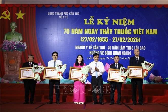 Trao tặng danh hiệu "Chiến sĩ thi đua toàn quốc" cho 5 cá nhân. Ảnh: Ánh Tuyết/TTXVN