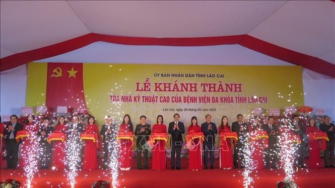 Các đại biểu cắt băng khánh thành Tòa nhà kỹ thuật cao của Bệnh viện đa khoa tỉnh Lào Cai. Ảnh: Hương Thu/TTXVN