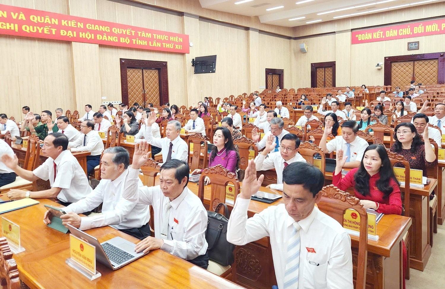 thong-qua-cac-nghi-quyet.jpg