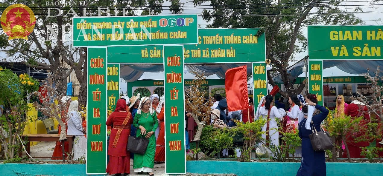 Điểm trưng bày sản phẩm OCOP và sản phẩm truyền thống Chăm chào mừng Tết Ramưwan 2025 tại thôn Phước Nhơn 3, xã Xuân Hải, huyện Ninh Hải, tỉnh Ninh Thuận
