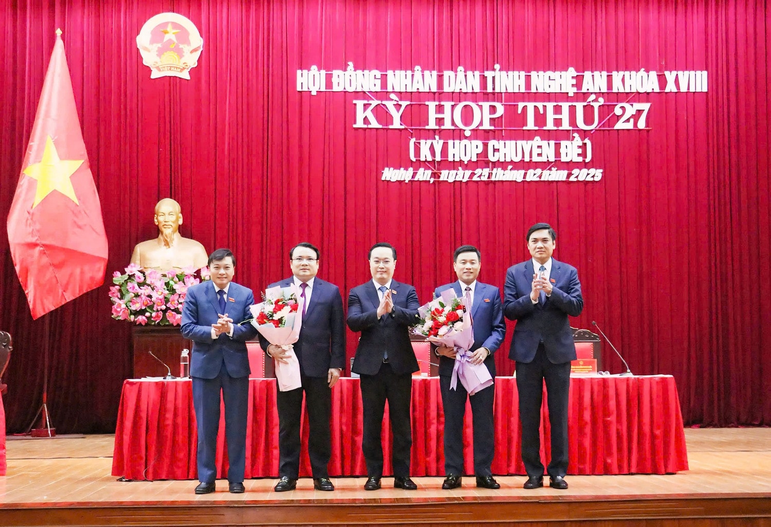 Lãnh đạo tỉnh Nghệ An tặng hoa chúc mừng các tân Phó Chủ tịch UBND tỉnh. Ảnh: Q.Oanh