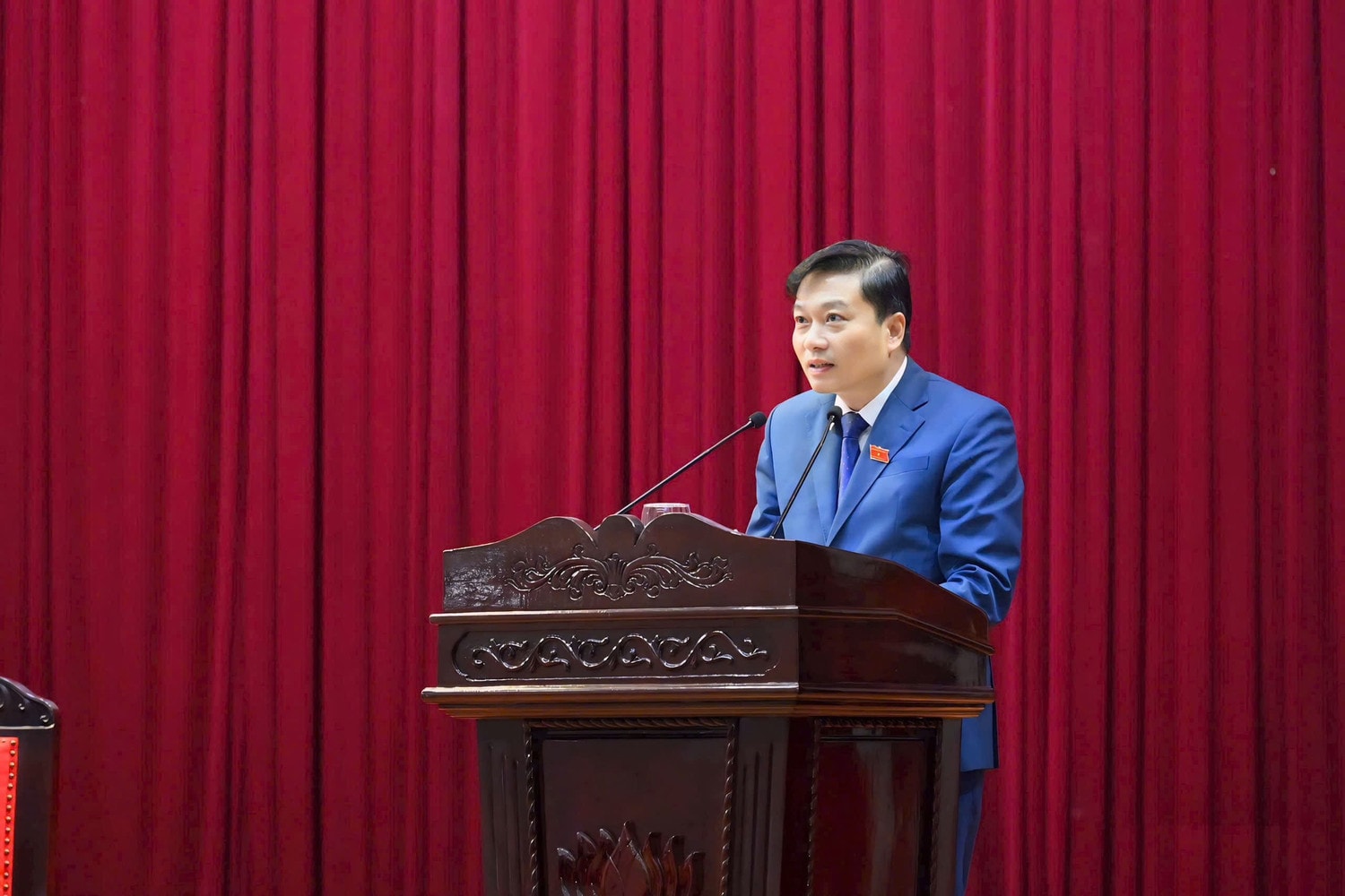 Phó Bí thư Tỉnh ủy, Chủ tịch UBND tỉnh Lê Hồng Vinh trình bày Tờ trình. Ảnh: T.Cường