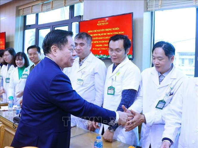 Trưởng Ban Tuyên giáo và Dân vận Trung ương Nguyễn Trọng Nghĩa thăm, chúc mừng Bệnh viện 19-8 Bộ Công an. Ảnh: Phương Hoa/TTXVN