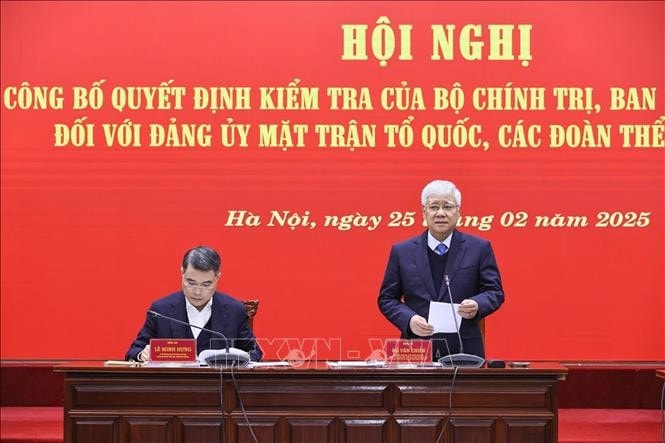 Các Ủy viên Bộ Chính trị, Bí thư Trung ương Đảng: Trưởng ban Tổ chức Trung ương Lê Minh Hưng, Trưởng đoàn kiểm tra và Bí thư Đảng ủy Mặt trận Tổ quốc, các đoàn thể Trung ương, Chủ tịch Ủy ban Trung ương Mặt trận Tổ quốc Việt Nam Đỗ Văn Chiến đồng chủ trì Hội nghị. Ảnh: TTXVN
