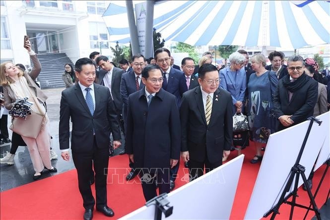 Phó Thủ tướng, Bộ trưởng Ngoại giao Bùi Thanh Sơn và đại biểu đại diện các nước ASEAN tham quan triển lãm ảnh. Ảnh: An Đăng/TTXVN