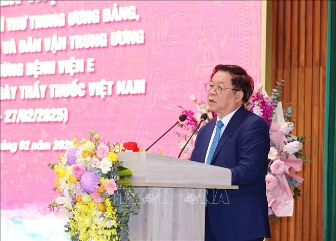 Trưởng Ban Tuyên giáo và Dân vận Trung ương Nguyễn Trọng Nghĩa chúc mừng các y, bác sỹ, nhân viên y tế Bệnh viện E. Ảnh: Phương Hoa/TTXVN