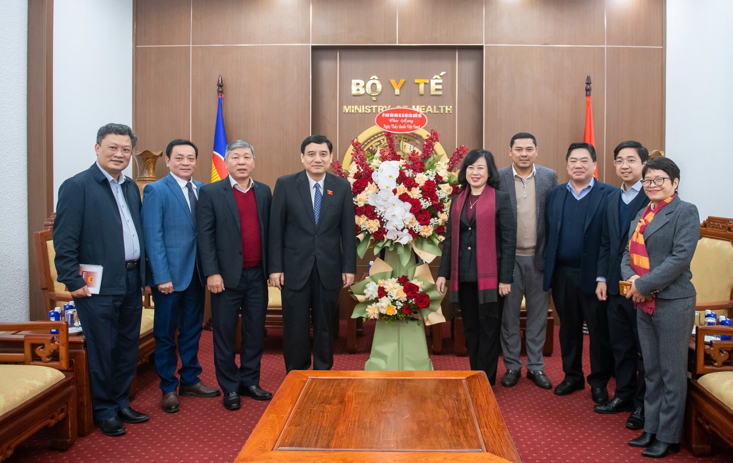 Ủy ban Văn hóa và Xã hội chúc mừng Bộ Y tế nhân dịp kỷ niệm 70 năm Ngày Thầy thuốc Việt Nam. Ảnh: Nghĩa Đức