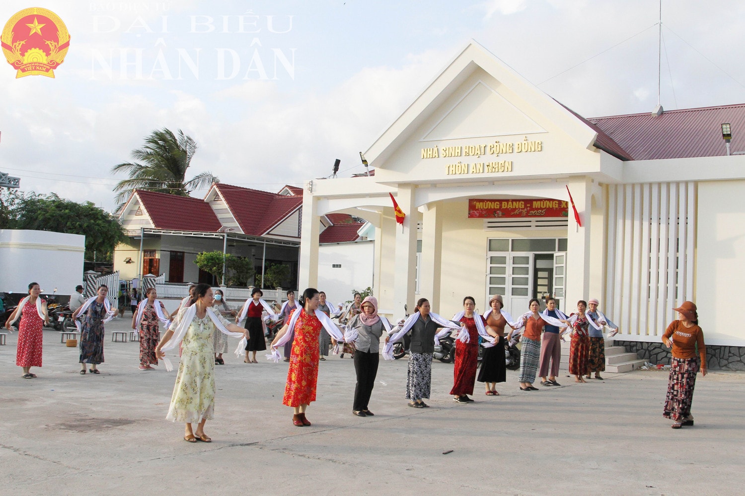 Phụ nữ làng Chăm xã Xuân Hải, huyện Ninh Hải, tỉnh Ninh Thuận luyện tập văn nghệ để biểu diễn trong dịp đón Tết Ramưwan 2025