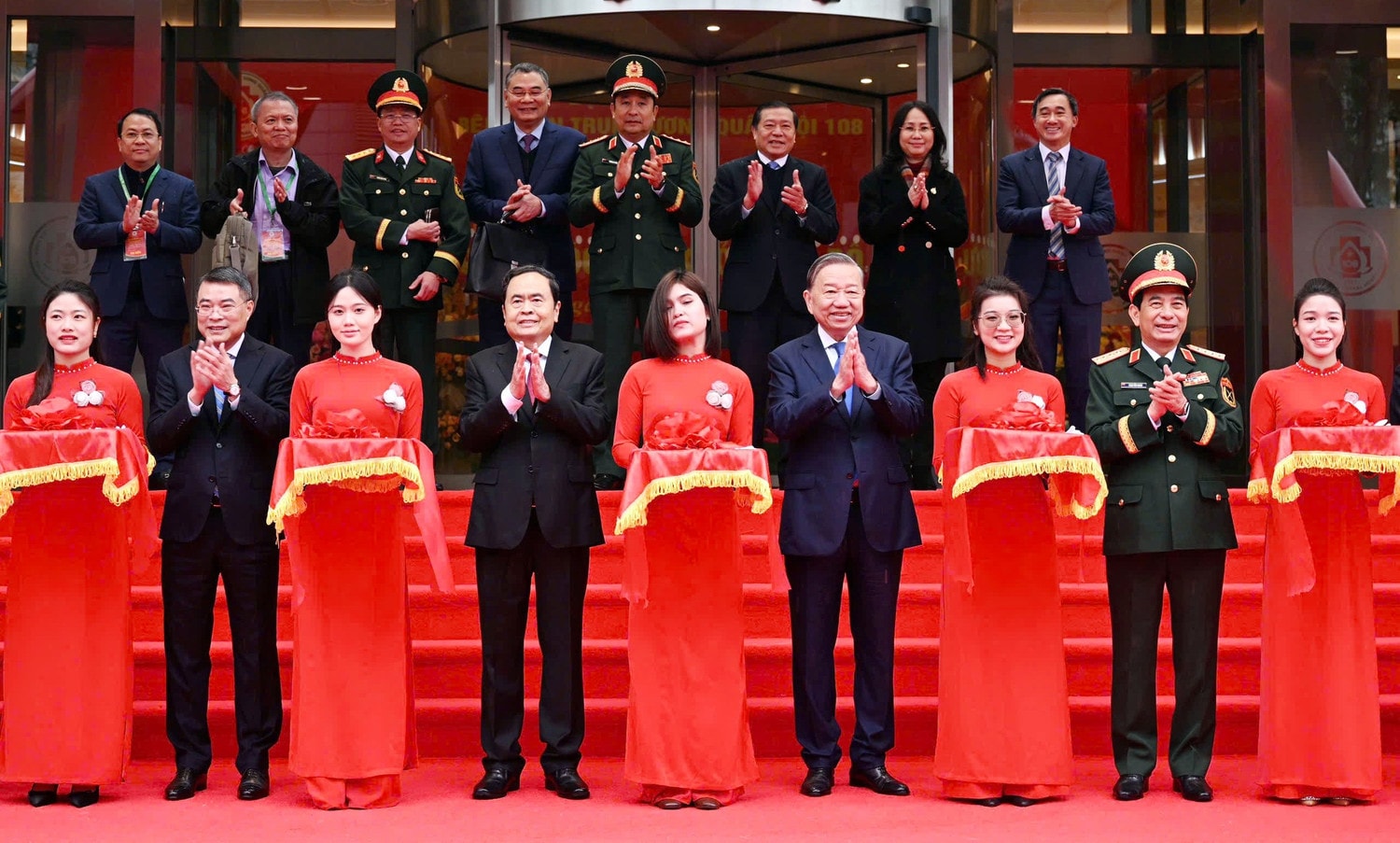 Tổng Bí thư Tô Lâm, Chủ tịch Quốc hội Trần Thanh Mẫn cắt băng khánh thành công trình Viện Bảo vệ, chăm sóc sức khoẻ cán bộ Trung ương. Ảnh Việt Trung