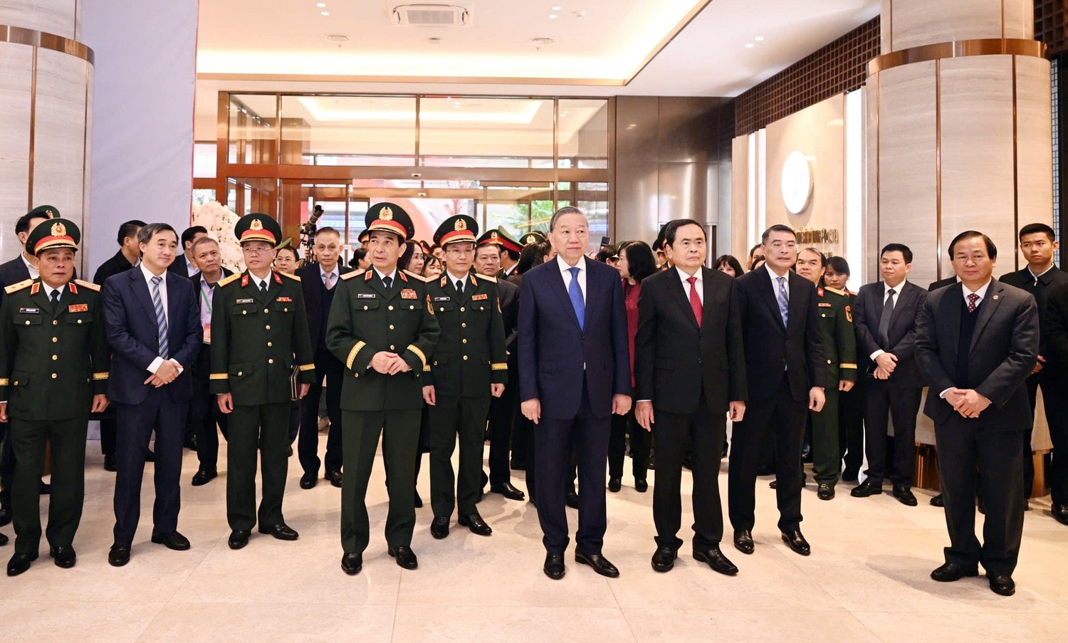 Tổng Bí thư Tô Lâm, Chủ tịch Quốc hội Trần Thanh Mẫn và các đại biểu thăm Viện Bảo vệ, chăm sóc sức khoẻ cán bộ Trung ương. Ảnh: Việt Trung