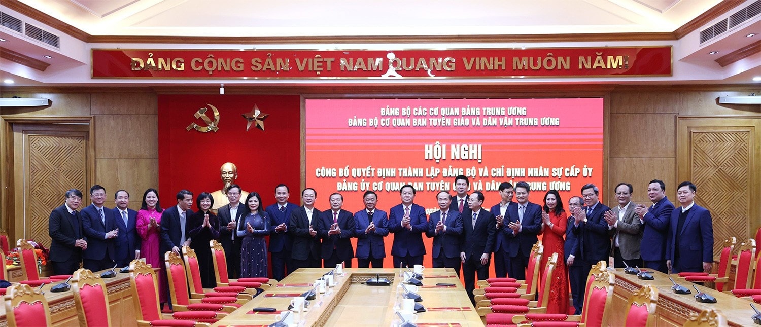 Thường trực Ban Bí thư Trần Cẩm Tú và Trưởng Ban Tuyên giáo và Dân vận Trung ương Nguyễn Trọng Nghĩa với các đại biểu tham dự Hội nghị