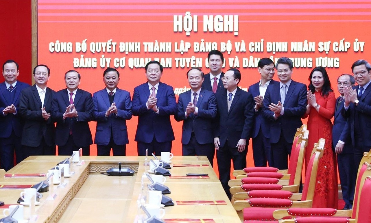 Thường trực Ban Bí thư Trần Cẩm Tú và Trưởng Ban Tuyên giáo và Dân vận Trung ương Nguyễn Trọng Nghĩa với các đại biểu tham dự Hội nghị