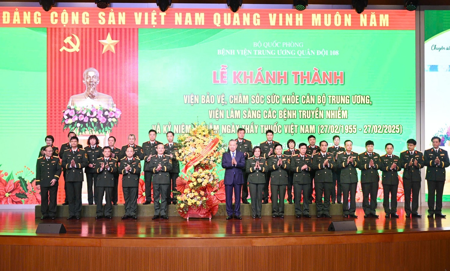 Tổng Bí thư Tô Lâm tặng hoa chúc mừng. Ảnh: Việt Trung
