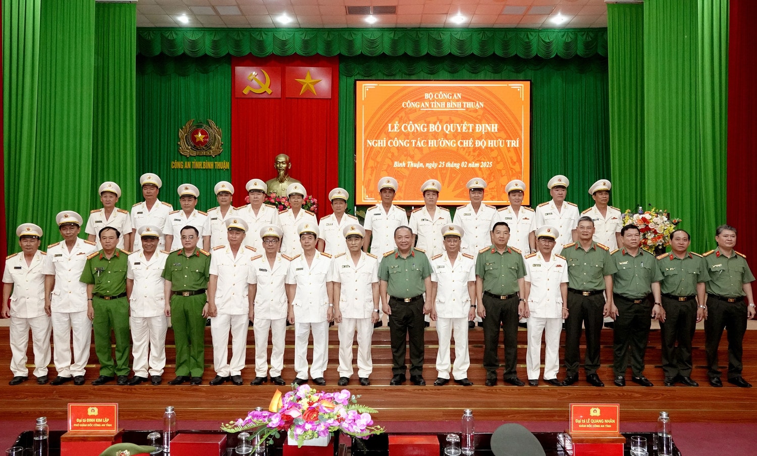 7-23-dong-chi-nghi-huu-chup-hinh-luu-niem-voi-ban-thuong-vu-dang-uy-cong-an-tinh.jpg