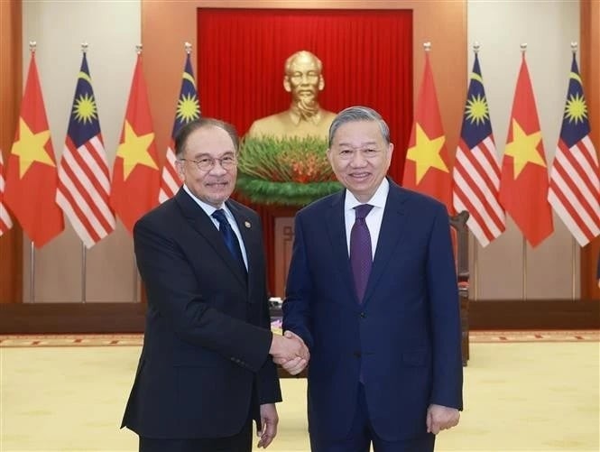 General Secretary To Lam hosted a reception in Hanoi on February 25 evening for Malaysian Prime Minister Anwar Ibrahim. Photo: VNA 5d1ef006-634a-424d-8655-bc967de4d186.jpg