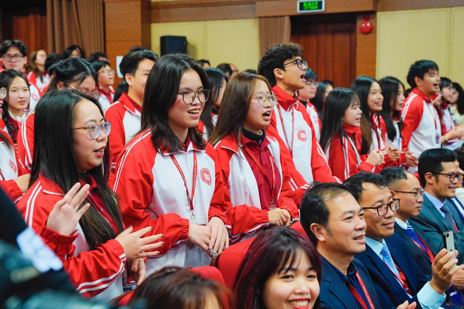 Sinh viên Trường Đại học Ngoại thương hào hứng với các hoạt động tại buổi giao lưu