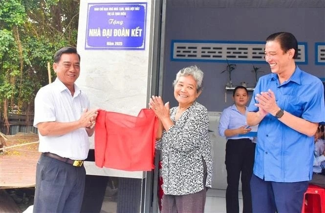 Neang Bich (C)'s household in Chi Lang ward, Tinh Bien town, An Giang province, receives a great solidarity house. (Photo: VNA) an-giang.jpg