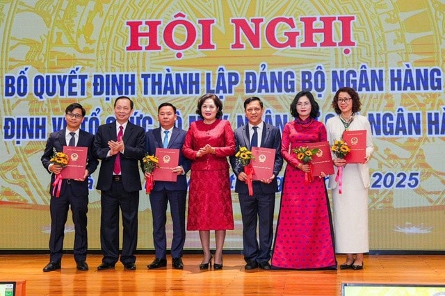 Thống đốc NHNN Nguyễn Thị Hồng trao quyết định bổ nhiệm 5 cán bộ cấp trưởng đơn vị thuộc NHNN. Ảnh: Thời báo Ngân hàng