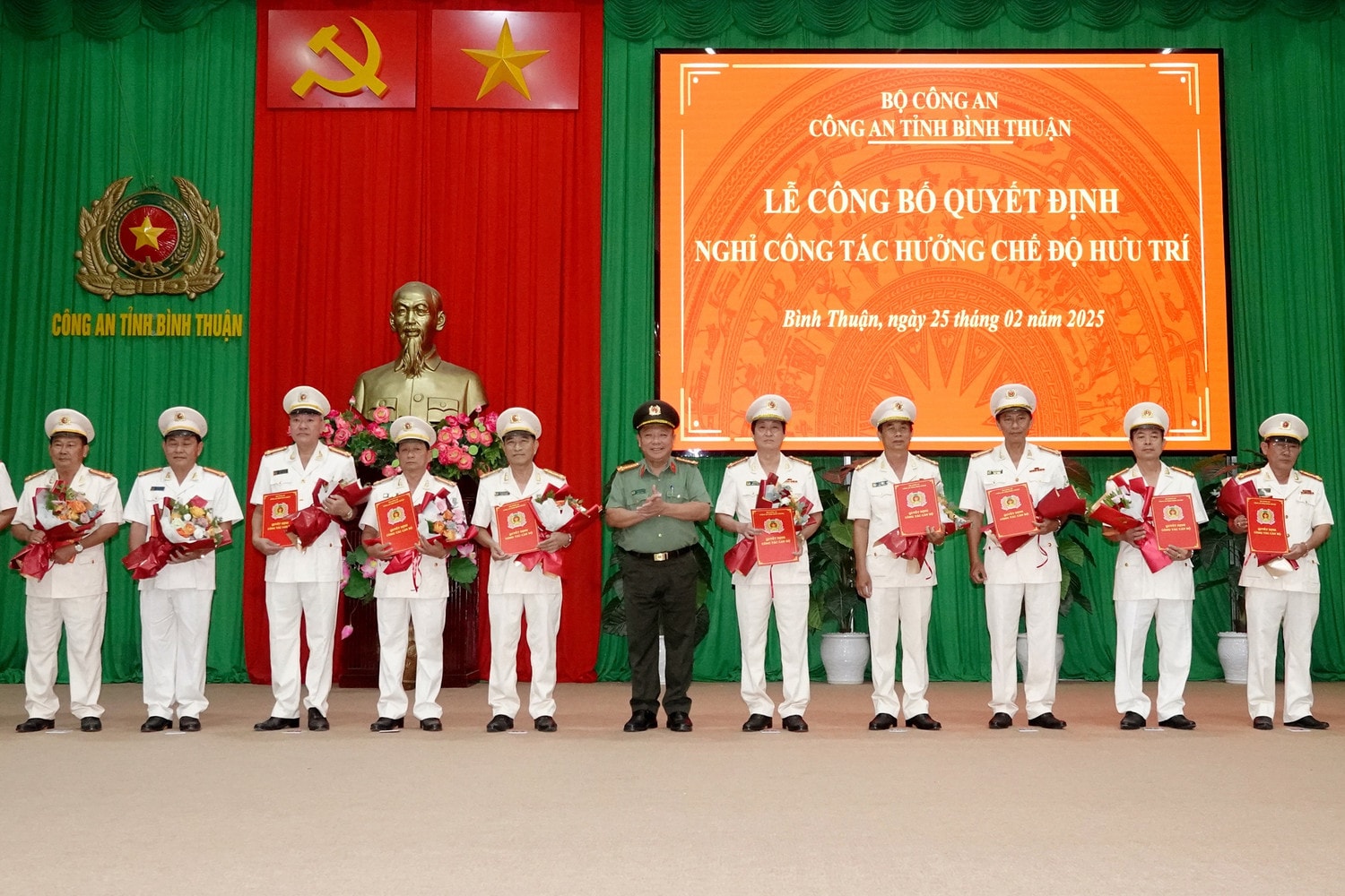 3-dai-ta-le-quang-nhan-bi-thu-dang-uy-pho-giam-doc-cong-an-tinh-trao-quyet-dinh-cho-cac-dong-chi-nghi-huu.jpg