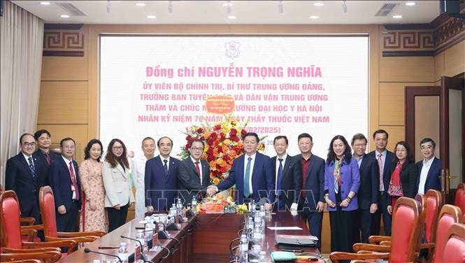 Trưởng Ban Tuyên giáo và Dân vận Trung ương Nguyễn Trọng Nghĩa tặng hoa chúc mừng cán bộ, giảng viên Trường Đại học Y Hà Nội. Ảnh: Phương Hoa/TTXVN