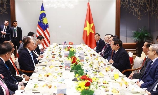 Thủ tướng Phạm Minh Chính làm việc với Thủ tướng Malaysia Anwar Ibrahim. Ảnh: Dương Giang/TTXVN