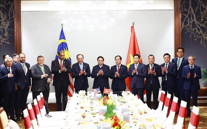 Thủ tướng Phạm Minh Chính và Thủ tướng Malaysia Anwar Ibrahim cùng thành viên đoàn hai nước. Ảnh: Dương Giang/TTXVN