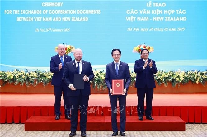 Thủ tướng Phạm Minh Chính và Thủ tướng New Zealand Christopher Luxon chứng kiến trao văn kiện hợp tác giữa hai nước. Ảnh: Dương Giang/TTXVN
