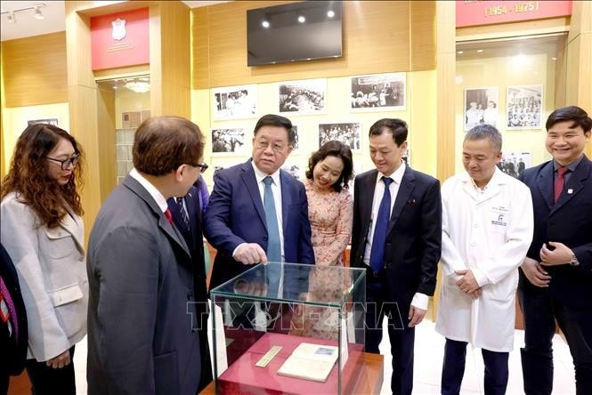 Trưởng Ban Tuyên giáo và Dân vận Trung ương Nguyễn Trọng Nghĩa thăm phòng truyền thống Trường Đại học Y Hà Nội. Ảnh: Tú Anh/TTXVN