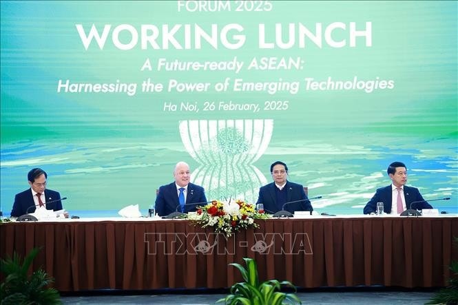 Thủ tướng Phạm Minh Chính và Thủ tướng New Zealand Christopher Luxon tham dự Phiên làm việc về công nghệ. Ảnh: Dương Giang/TTXVN