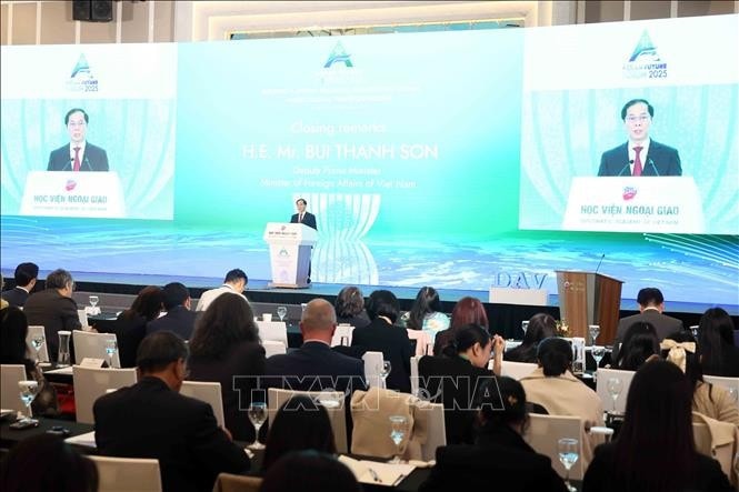 Phó Thủ tướng, Bộ trưởng Ngoại giao Bùi Thanh Sơn phát biểu bế mạc Diễn đàn Tương lai ASEAN 2025. Ảnh: An Đăng/TTXVN