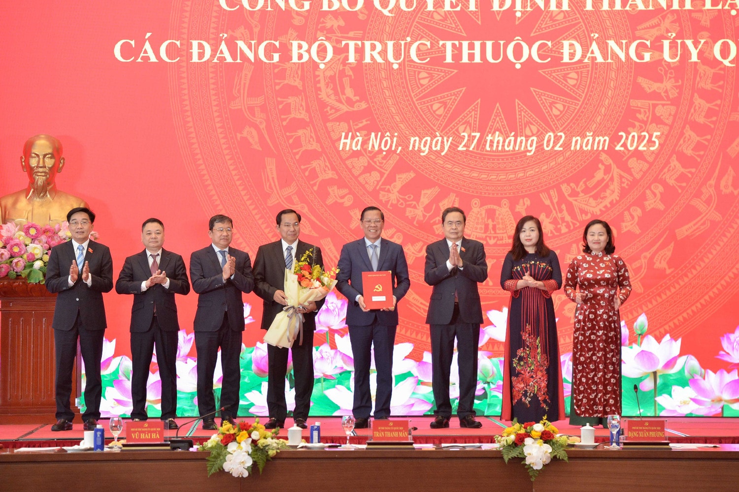 Chủ tịch Quốc hội Trần Thanh Mẫn trao Quyết định cho Đảng bộ Ủy ban Kinh tế và Tài chính. Ảnh: Hồ Long