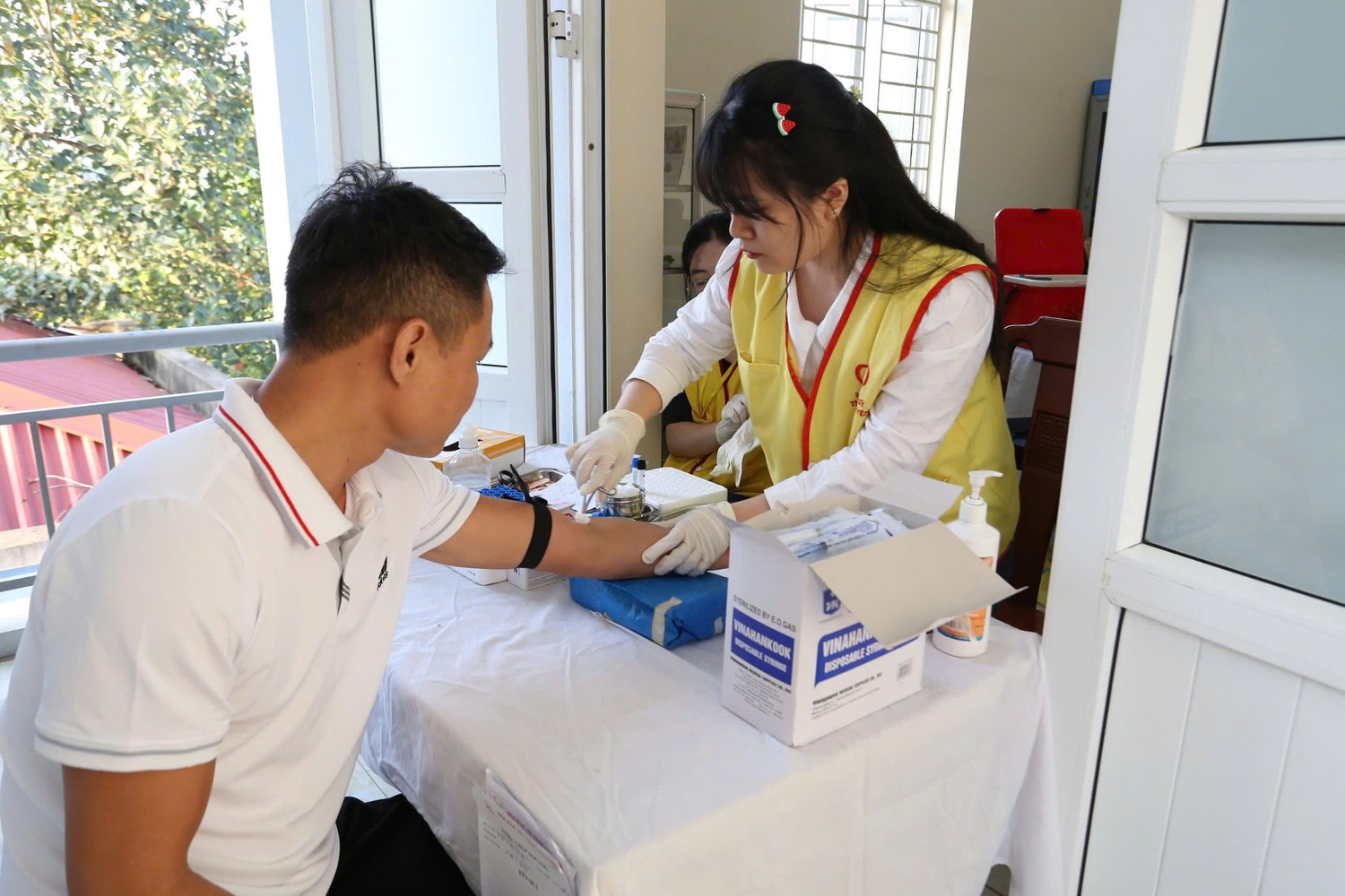 Người dân khi đến khám sức khỏe được các bác sĩ chăm sóc cẩn thận và chu đáo (Ảnh: NVCC)