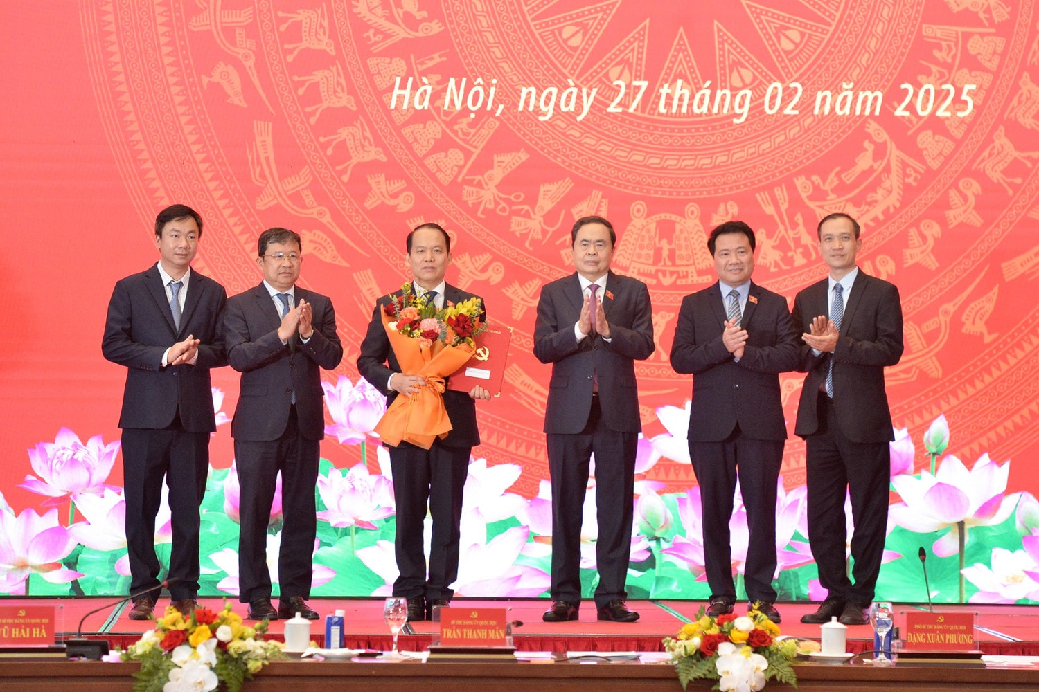 Chủ tịch Quốc hội Trần Thanh Mẫn trao Quyết định cho Đảng bộ Ủy ban Pháp luật và Tư pháp. Ảnh: Hồ Long